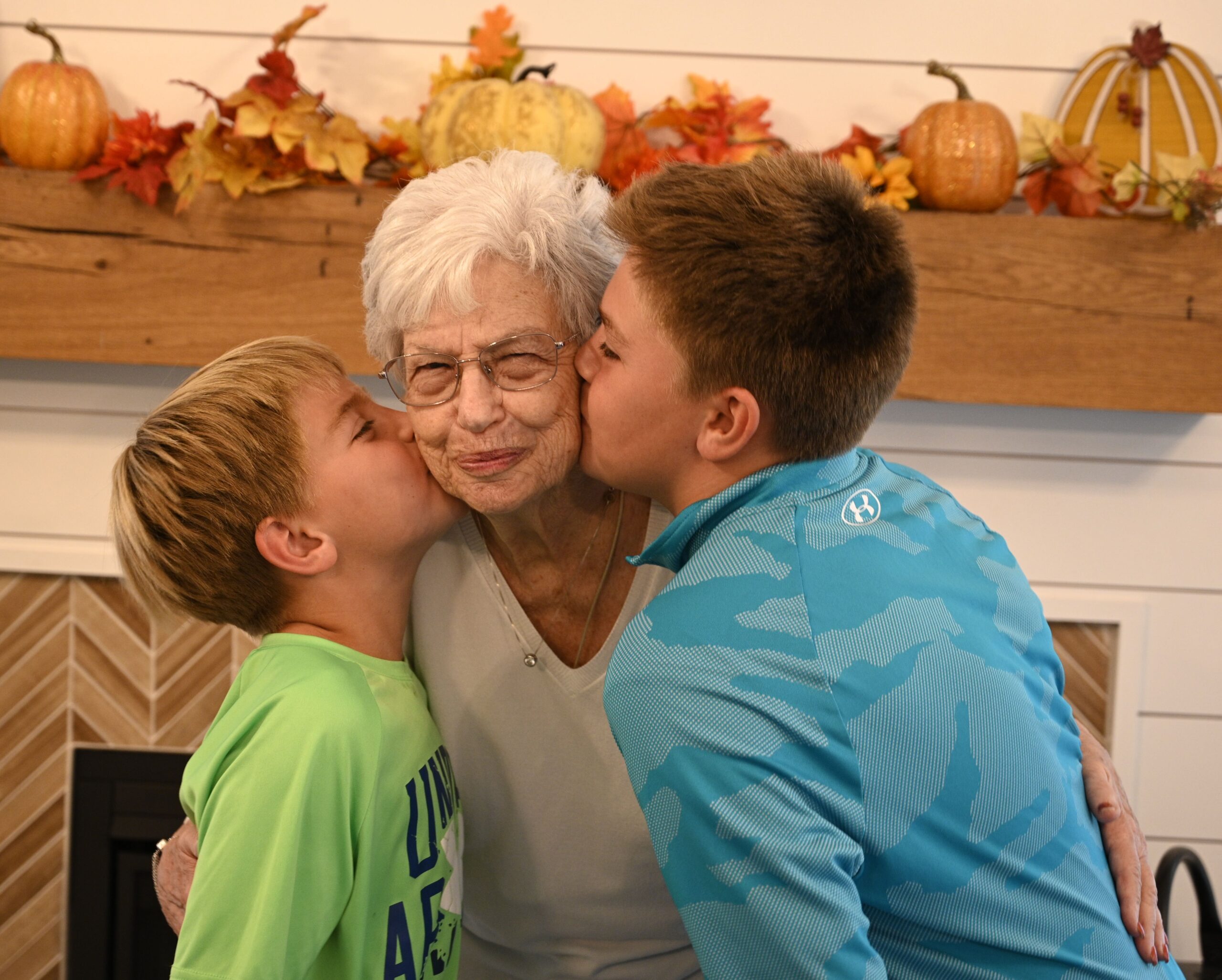 kids kissing grandmom